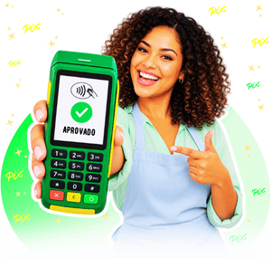 mulher mostrando máquina de cartão